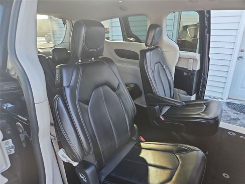 Used 2023 Chrysler Pacifica Touring-L FWD image 17