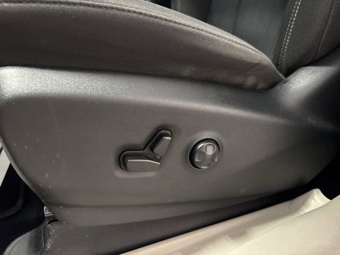 Used 2023 Chrysler Voyager LX FWD image 8