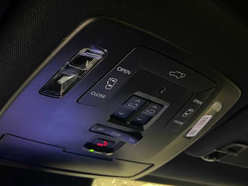 Used 2025 Toyota Sienna Limited image 27