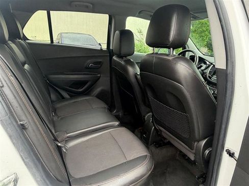 Used 2020 Chevrolet Trax LT w/ LT Convenience Package FWD image 9