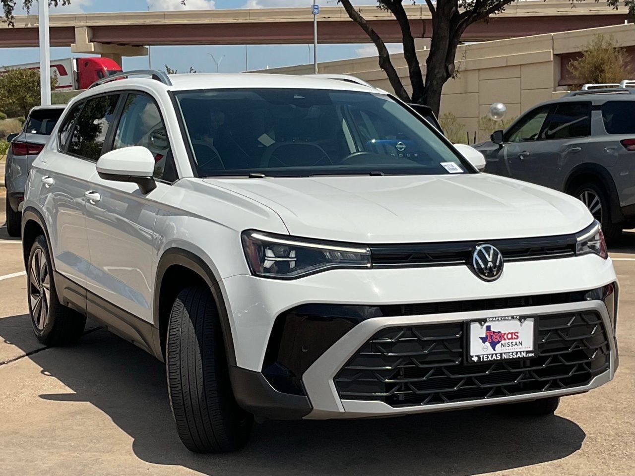 Used 2025 Volkswagen Taos SE AWD/4WD image 3
