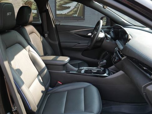 Used 2025 Buick Envista Sport Touring w/ Experience Buick Package FWD image 10