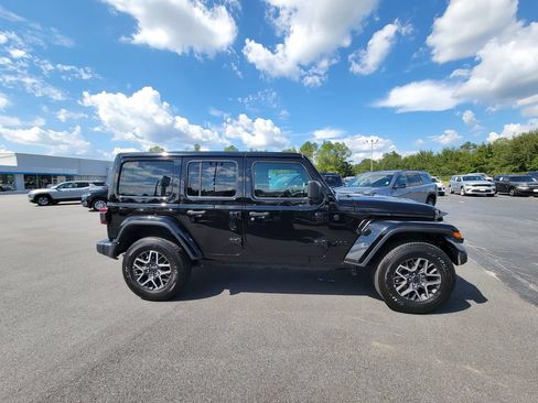 Used 2025 Jeep Wrangler Unlimited Sahara AWD/4WD image 7