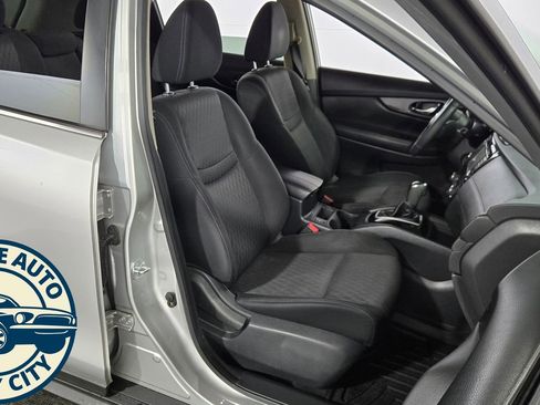 Used 2017 Nissan Rogue SV w/ SV Premium Package image 39