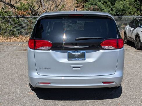 Used 2023 Chrysler Voyager LX FWD image 6