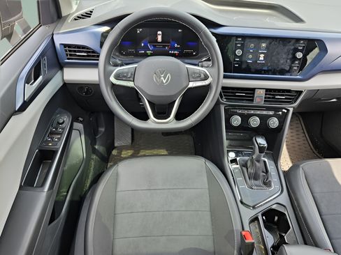 Used 2023 Volkswagen Taos SE w/ Panoramic Sunroof Package FWD image 11
