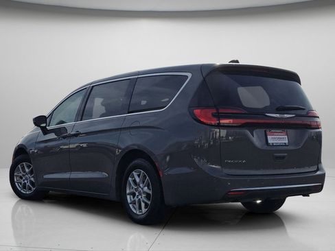 Used 2023 Chrysler Pacifica Touring-L image 21