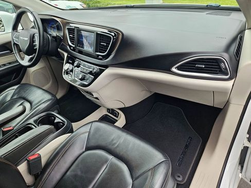 Used 2018 Chrysler Pacifica Touring-L image 33