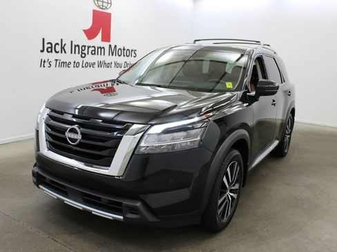 Used 2024 Nissan Pathfinder Platinum FWD image 2