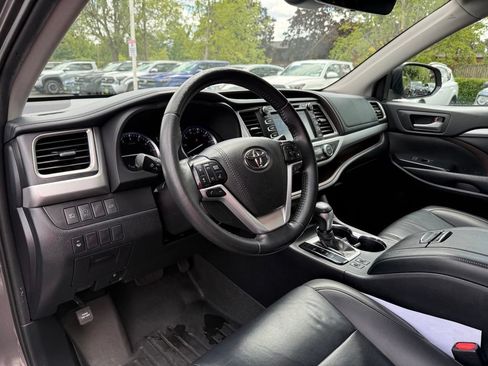 Used 2019 Toyota Highlander XLE AWD/4WD image 13