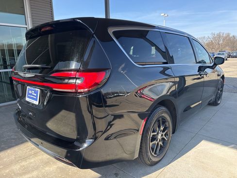 Used 2024 Chrysler Pacifica Touring-L image 8