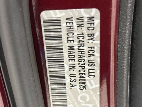 Used 2023 Jeep Grand Cherokee Laredo image 27