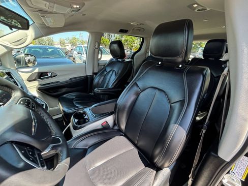 Used 2023 Chrysler Pacifica Touring-L FWD image 34