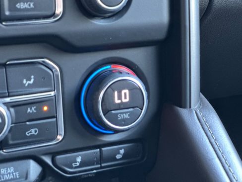 Used 2024 Chevrolet Suburban LT image 32