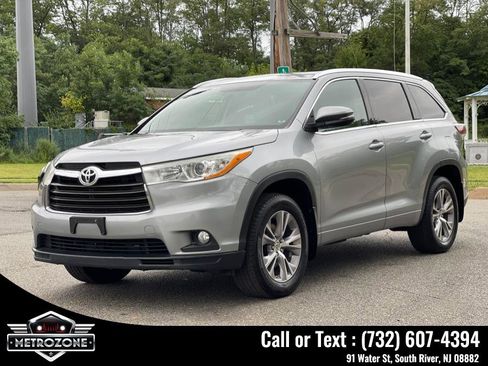 Used 2014 Toyota Highlander XLE image 2