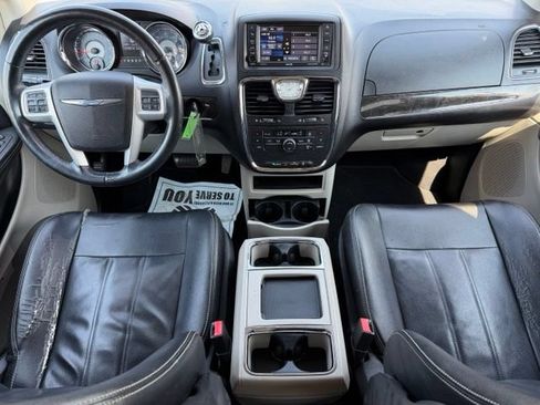 Used 2014 Chrysler Town & Country Touring FWD image 13