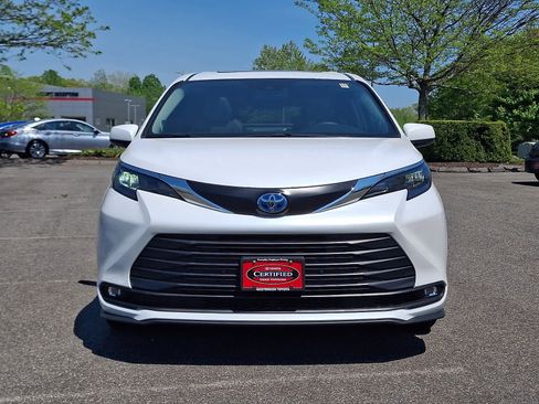 Used 2025 Toyota Sienna XLE w/ XLE Plus Package AWD/4WD image 2