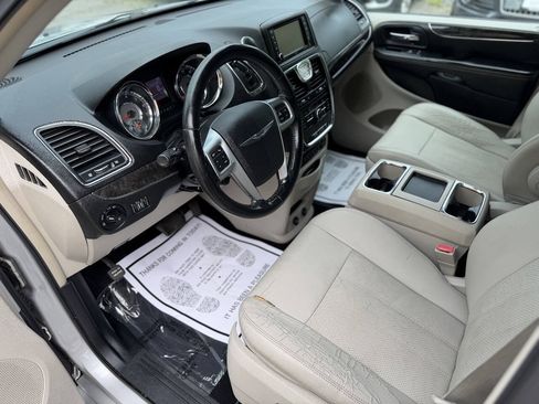 Used 2012 Chrysler Town & Country Touring-L w/ Entertainment Group #2 FWD image 10