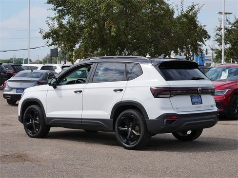 Certified 2025 Volkswagen Taos SE image 5