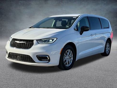 Used 2024 Chrysler Pacifica Touring-L image 9