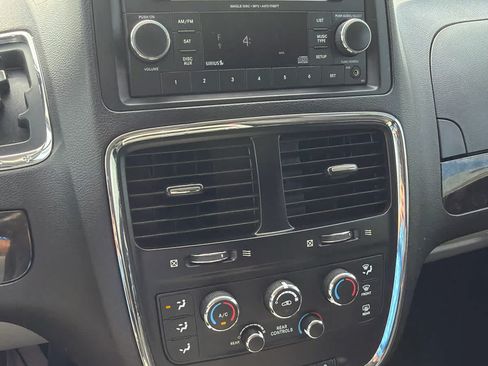 Used 2016 Dodge Grand Caravan SXT FWD image 16