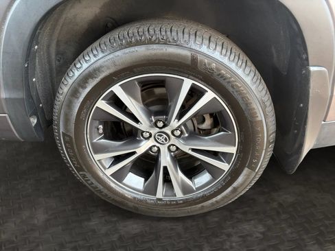 Used 2018 Toyota Highlander LE AWD/4WD image 40