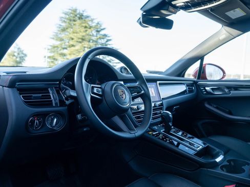 Certified 2022 Porsche Macan image 4