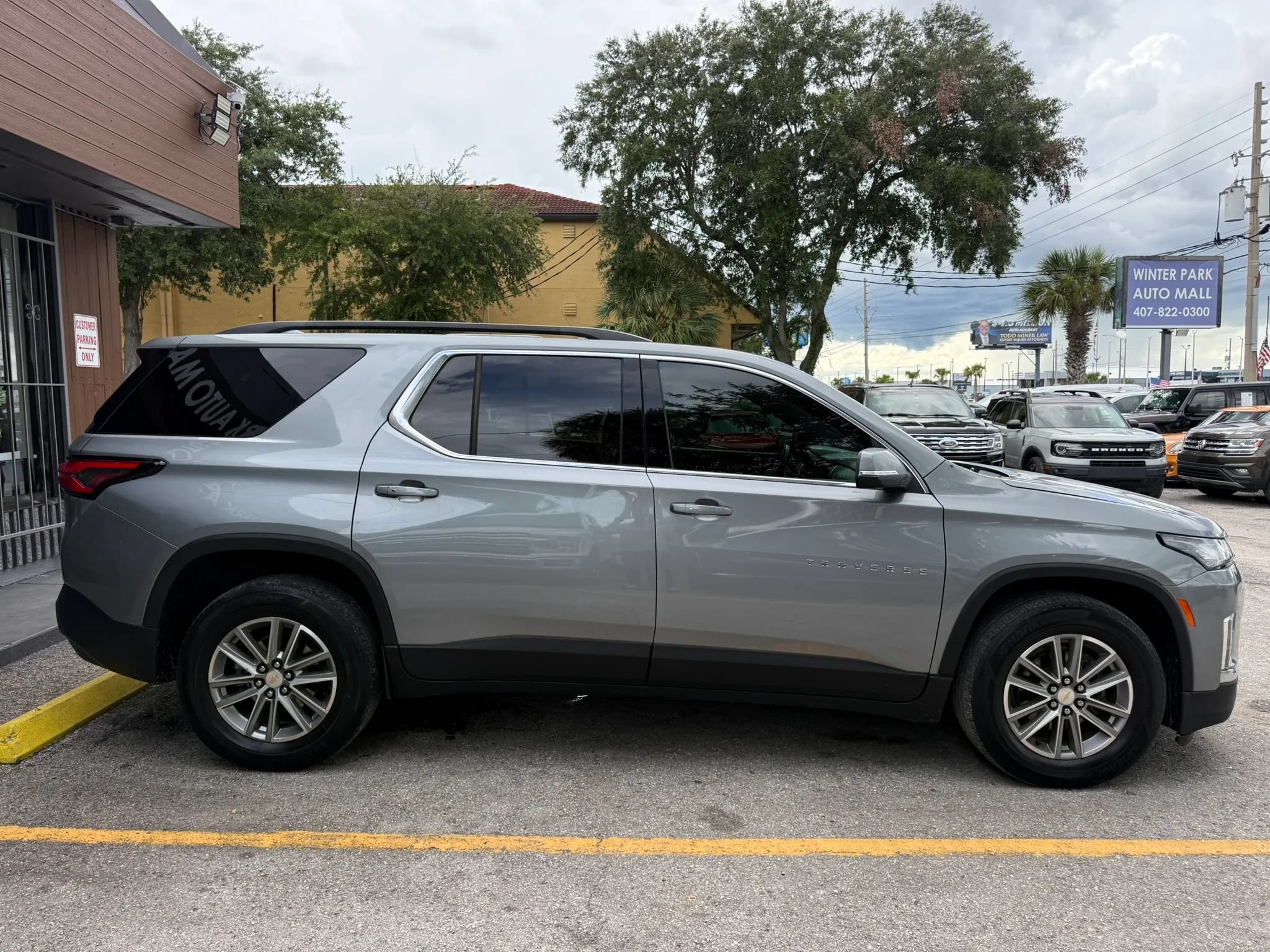 Used 2023 Chevrolet Traverse LT FWD image 4