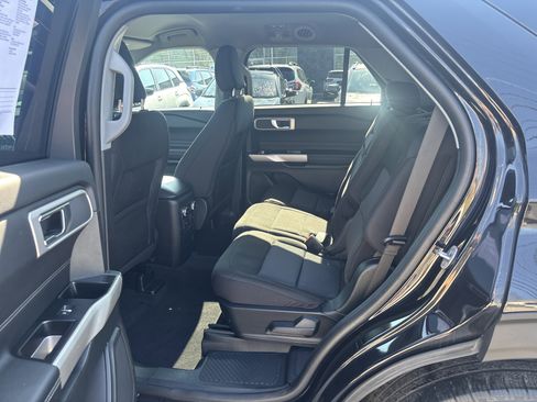 Used 2022 Ford Explorer XLT image 13