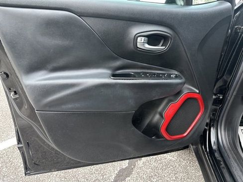 Used 2016 Jeep Renegade Trailhawk image 3