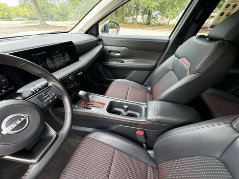 Used 2025 Nissan Kicks SR FWD image 21