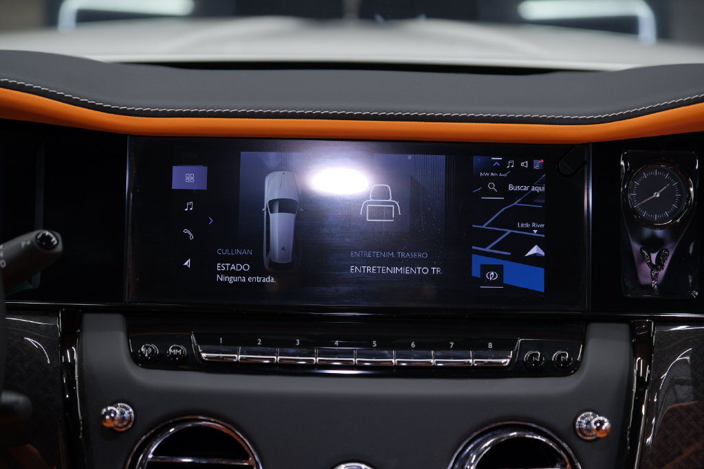 Used 2025 Rolls-Royce Cullinan Black Badge AWD/4WD image 52