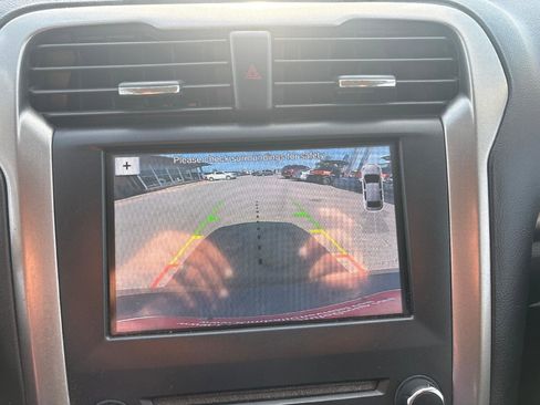 Used 2017 Ford Fusion SE w/ Fusion SE Technology Package image 18