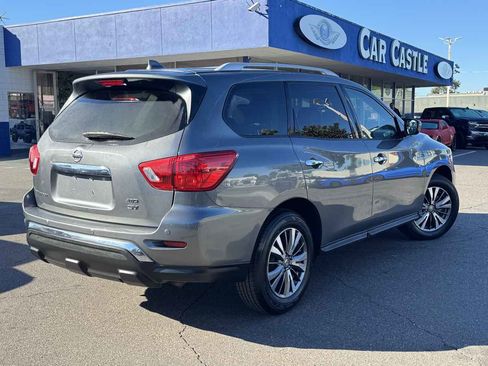 Used 2019 Nissan Pathfinder SV image 2