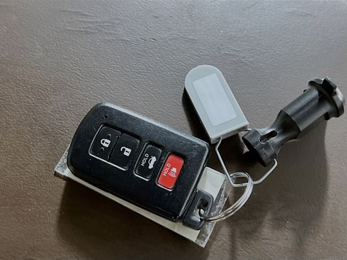 Used 2016 Toyota Avalon XLE image 36