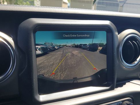 Used 2023 Jeep Gladiator Overland AWD/4WD image 13