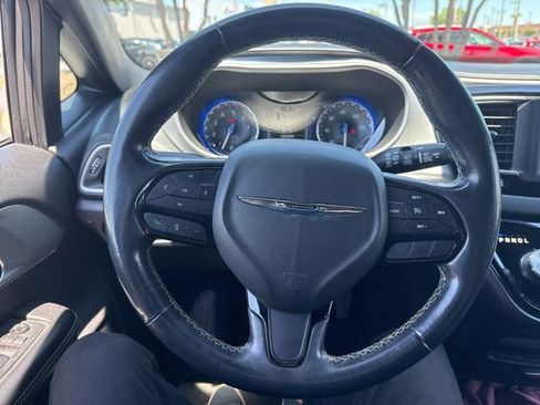 Used 2020 Chrysler Pacifica Touring w/ S Appearance Package FWD image 4