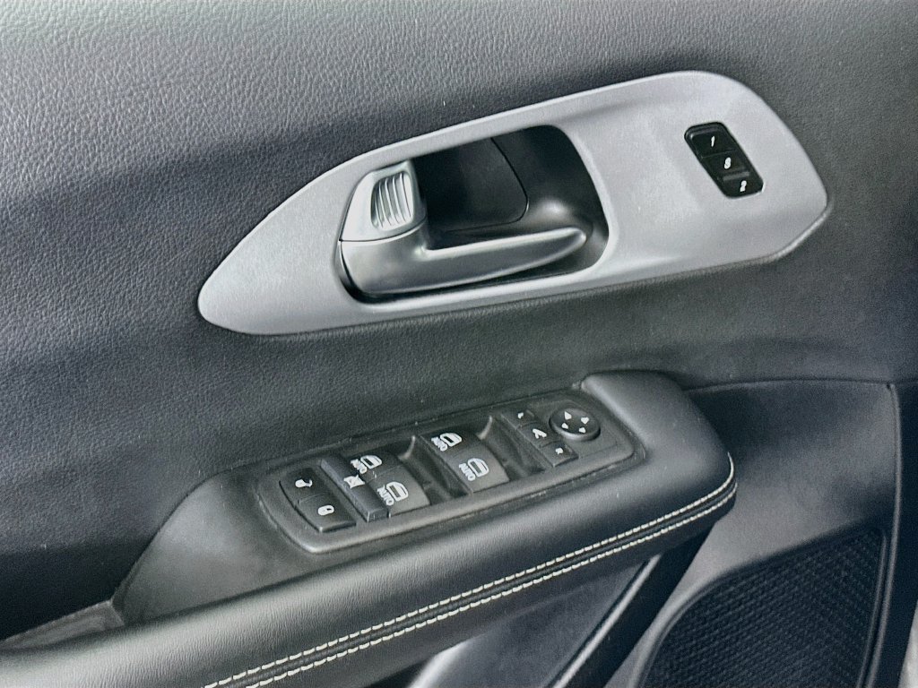 Certified 2025 Chrysler Pacifica Limited FWD image 27