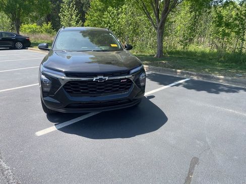 Used 2025 Chevrolet Trax RS w/ Sunroof Package image 2