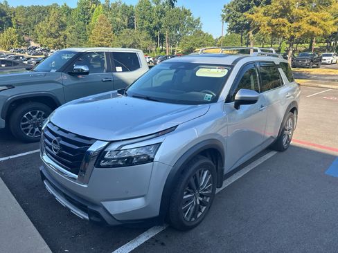 Used 2025 Nissan Pathfinder SL w/ SL Premium Package FWD image 2