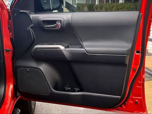 Used 2018 Toyota Tacoma TRD Sport image 24