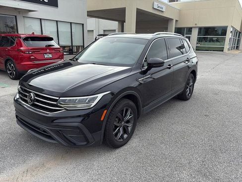Used 2022 Volkswagen Tiguan SE w/ Panoramic Sunroof Package image 3