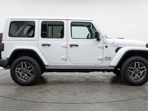 Used 2025 Jeep Wrangler Sahara AWD/4WD image 11