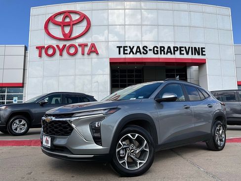 Used 2025 Chevrolet Trax LT image 2