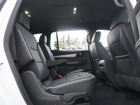 Used 2025 Buick Enclave Preferred w/ Power Package image 41