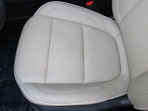 Used 2023 Chevrolet Traverse Premier image 13