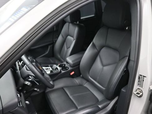 Certified 2025 Porsche Macan AWD/4WD image 10