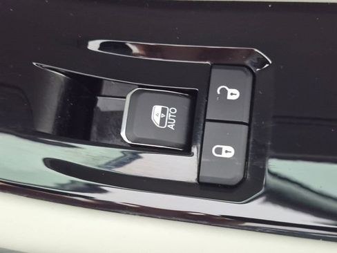 Used 2021 Jeep Grand Cherokee L Overland w/ Luxury Tech Group IV AWD/4WD image 39