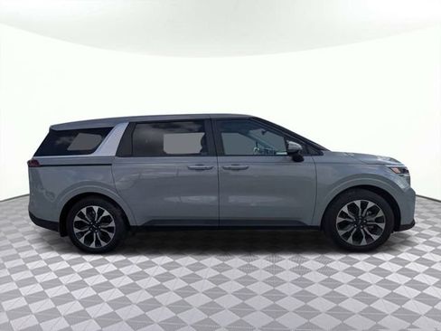 Used 2024 Kia Carnival EX FWD image 2