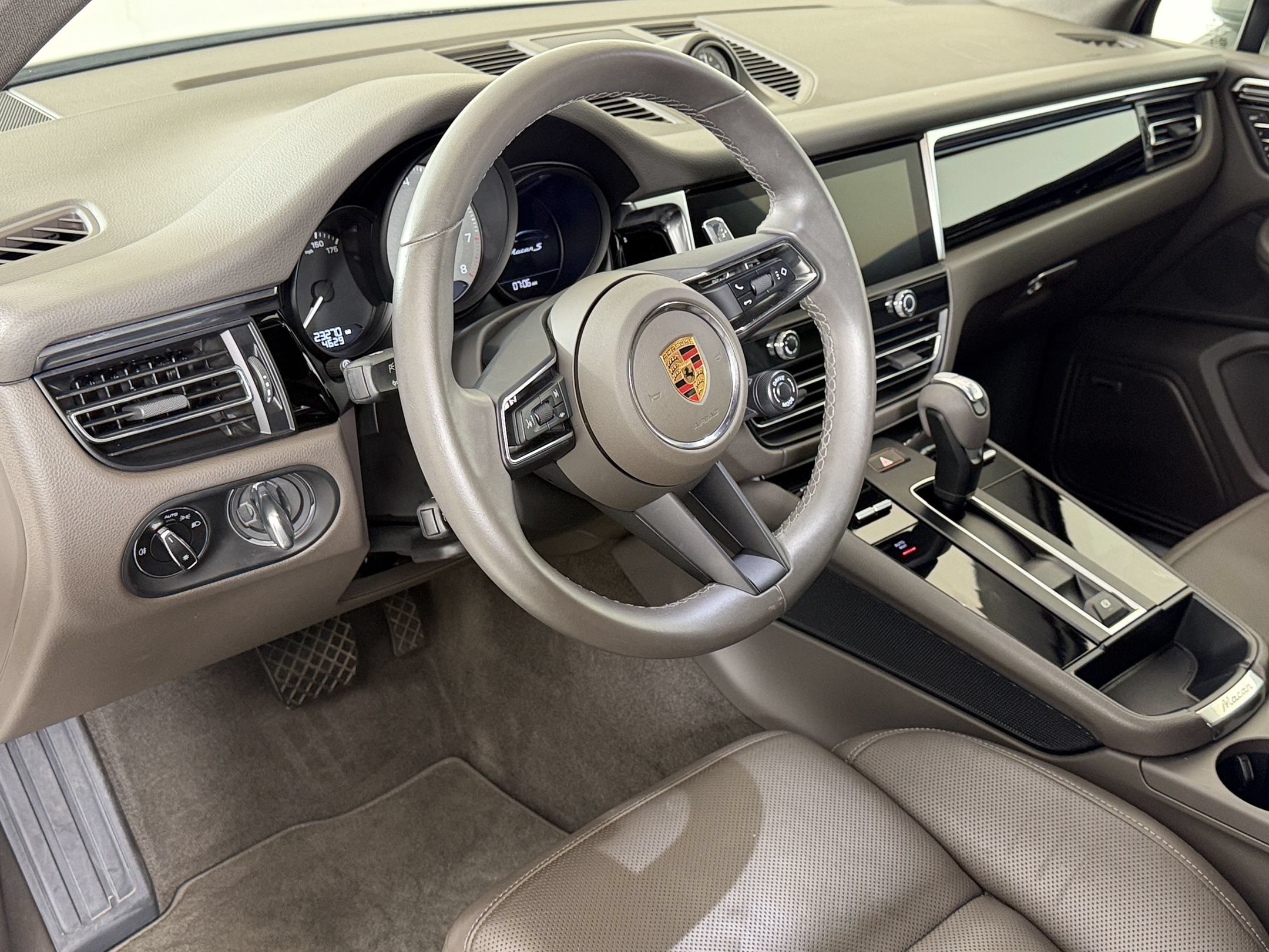 Certified 2024 Porsche Macan S AWD/4WD image 4